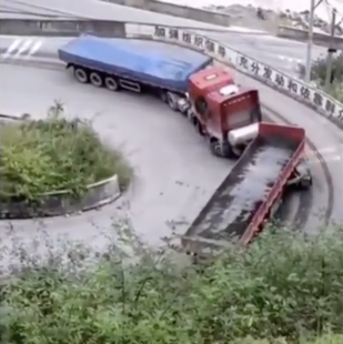 IL BACIO TRA DUE CAMION