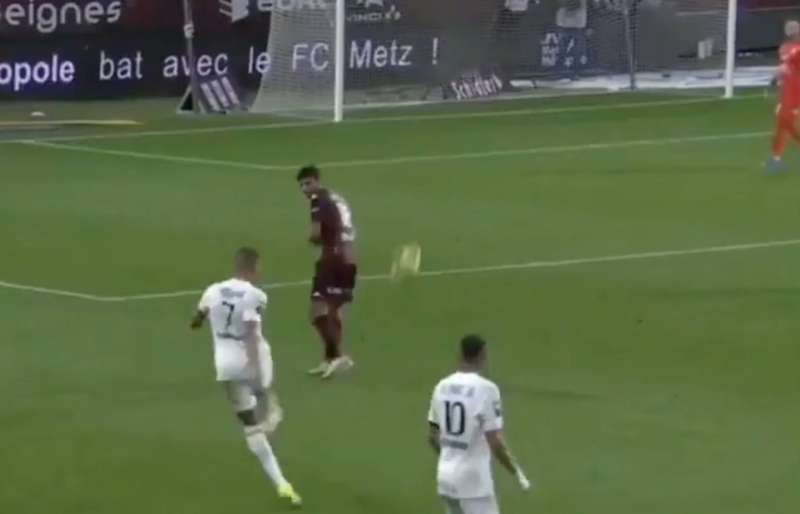 IL QUASI GOL DI MBAPPE CONTRO IL METZ