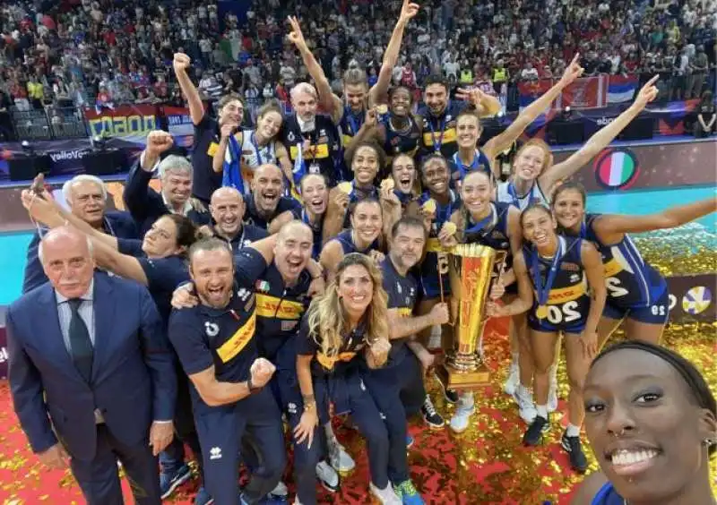 il selfie di paola egonu dopo la vittoria dell'italvolley