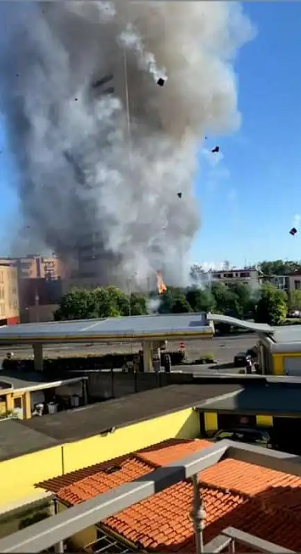 INCENDIO GRATTACIELO MILANO 