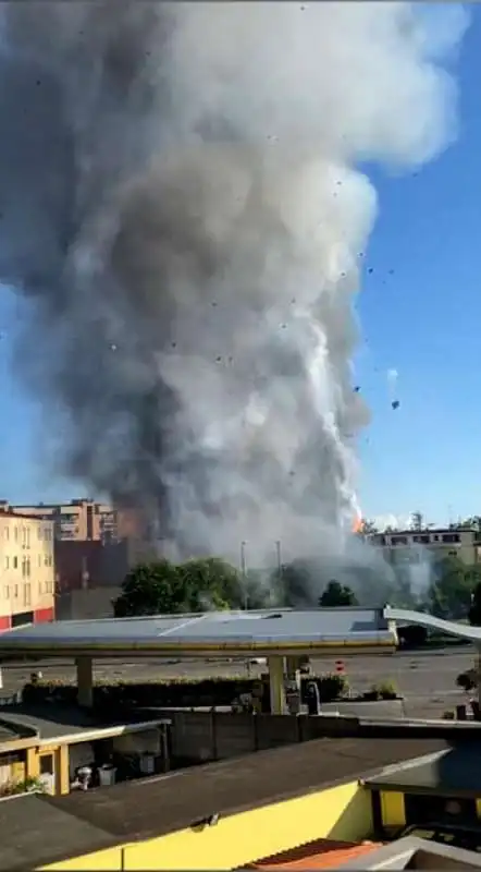 INCENDIO GRATTACIELO MILANO 