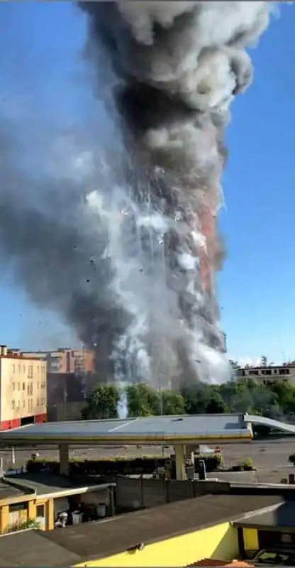 INCENDIO GRATTACIELO MILANO 