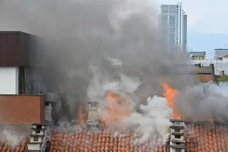 incendio in un palazzo in centro a torino 4