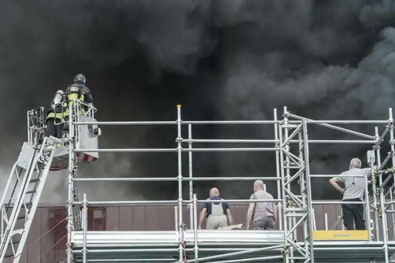 incendio in un palazzo in centro a torino 7