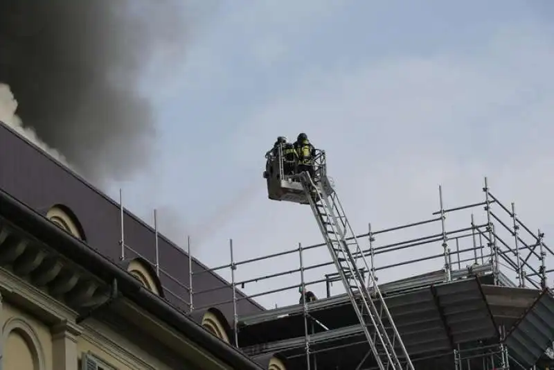 incendio in un palazzo in centro a torino 8