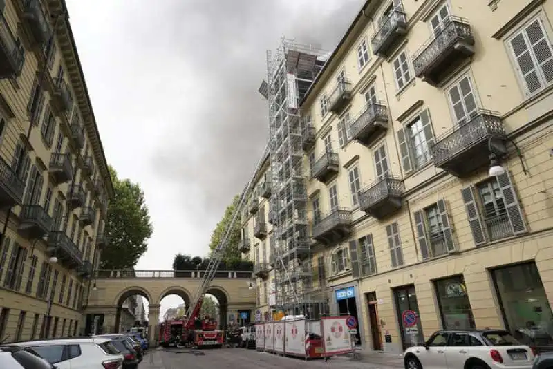 incendio in un palazzo in centro a torino 9