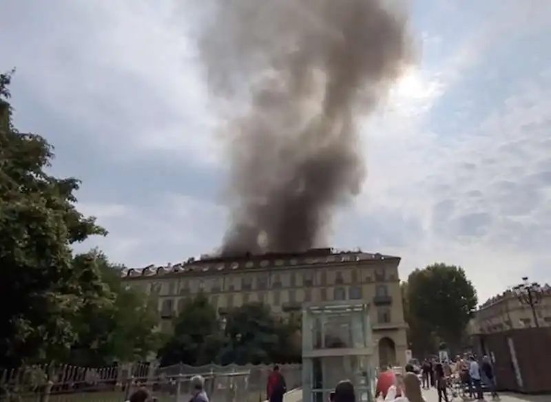 incendio in un palazzo in piazza carlo felice a torino   2