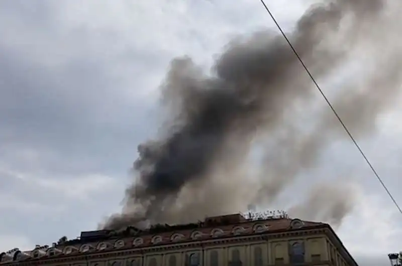 incendio in un palazzo in piazza carlo felice a torino   4