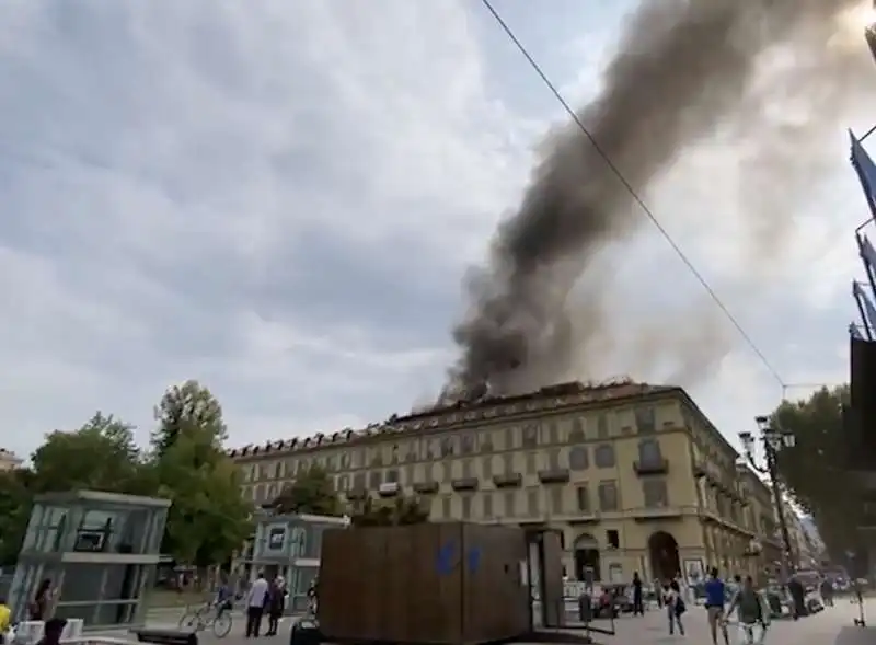 incendio in un palazzo in piazza carlo felice a torino   6