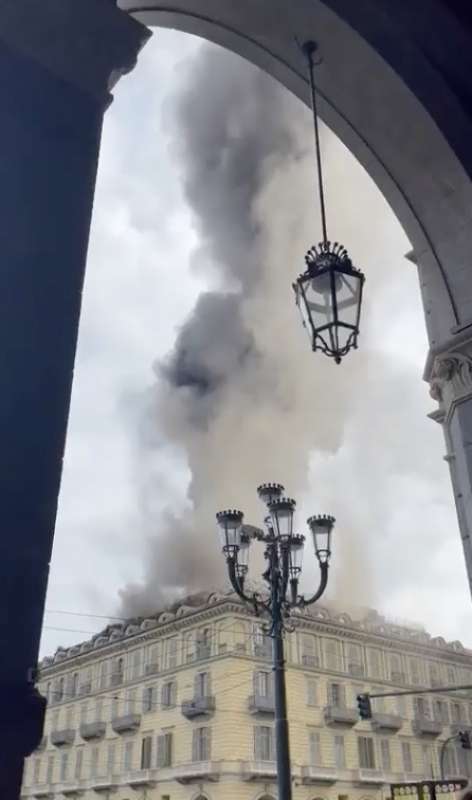 incendio in un palazzo in piazza carlo felice a torino 8