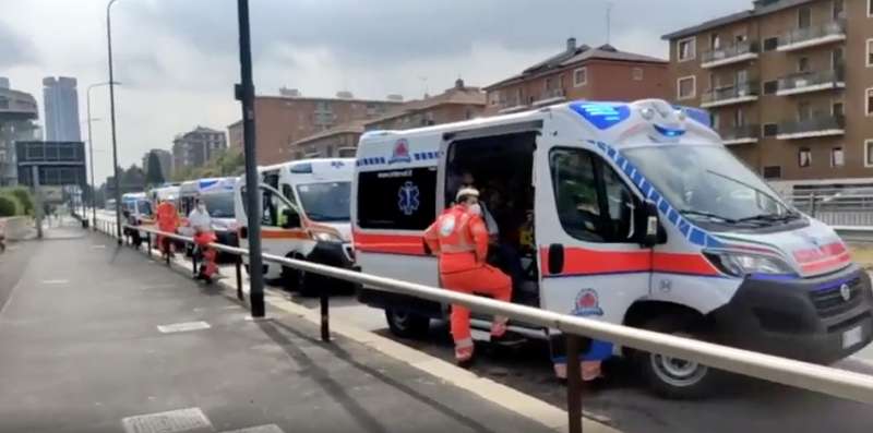 incidente tra filobus e auto a milano 1