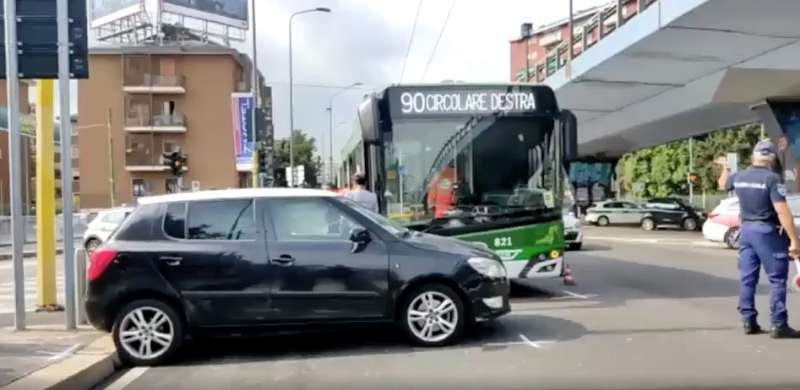 incidente tra filobus e auto a milano 5