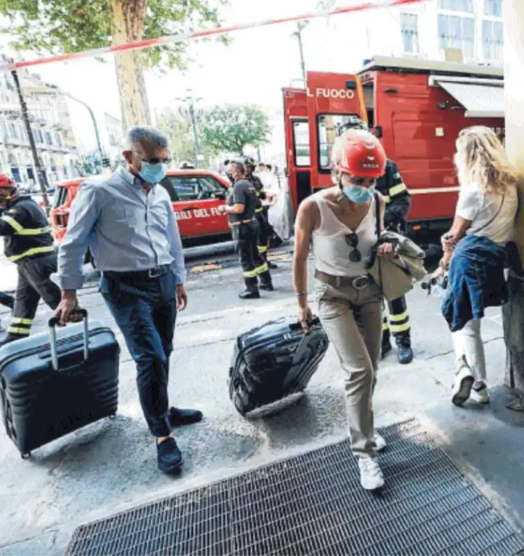 INQUILINI ENTRANO NEL PALAZZO IN CENTRO A TORINO BRUCIATO NELL'INCENDIO