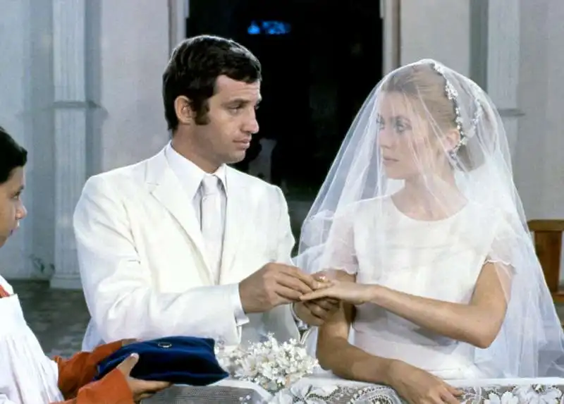 jean paul belmondo con catherine deneuve sul set di la mia droga si chiama sophie, 1969.