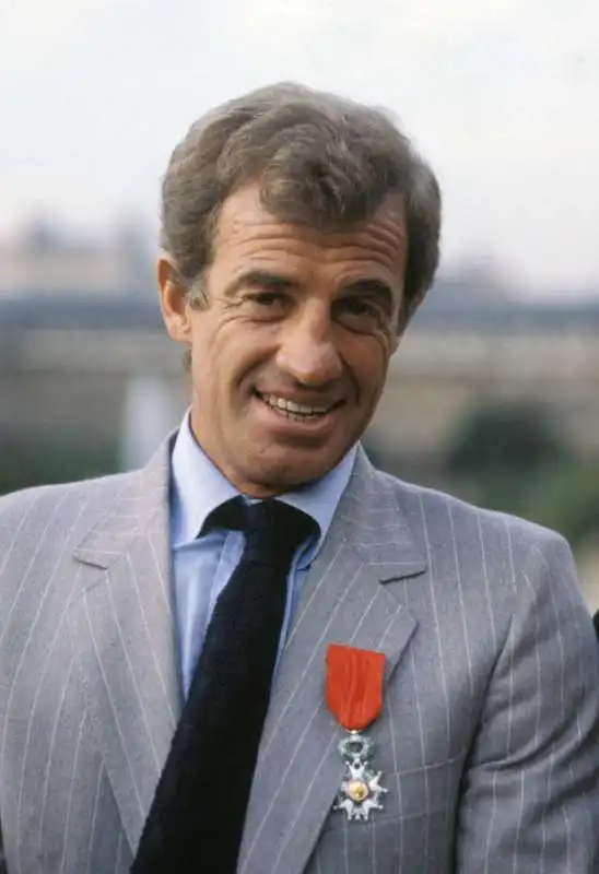 jean paul belmondo con la legione d onore ricevuta nel 1980.