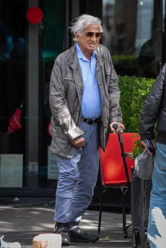 jean paul belmondo per le strade di parigi nel 2019.