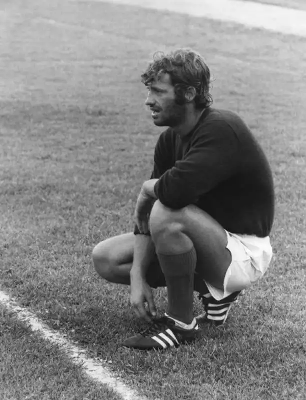 jean paul belmondo sul campo di calcio nel 1969