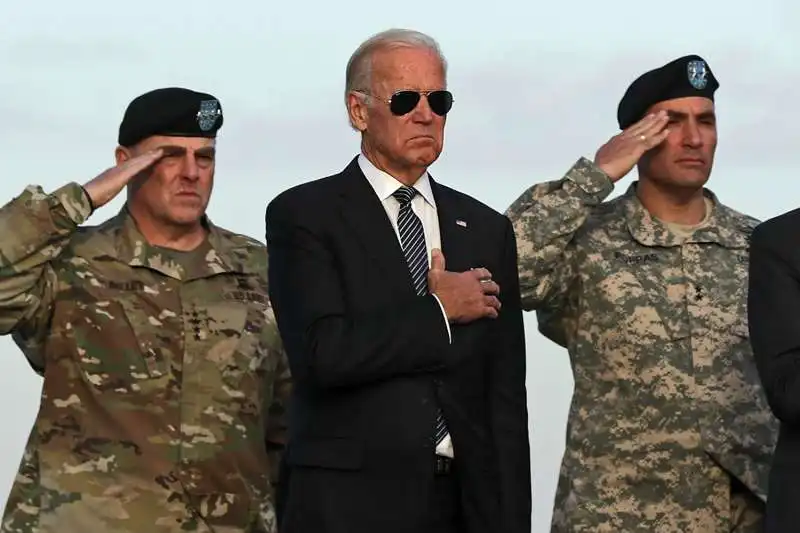 joe biden in mezzo ai soldati 