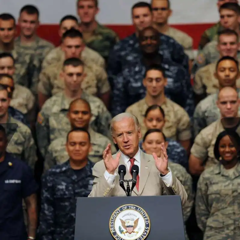 joe biden in mezzo ai soldati  4