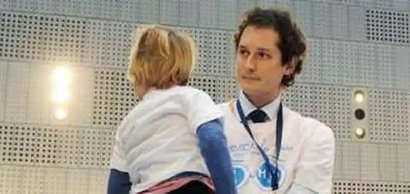 JOHN ELKANN CON IL FIGLIO OCEANO NOAH (OCI) IN BRACCIO