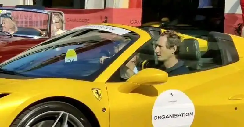 john elkann in ferrari a taormina 