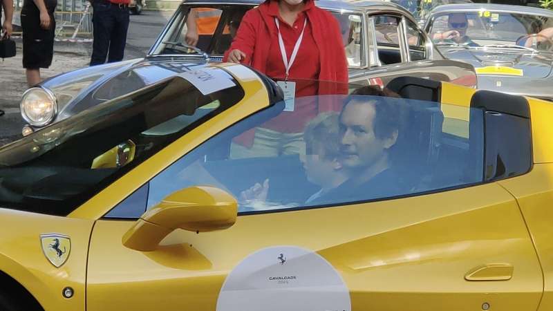 john elkann in ferrari a taormina