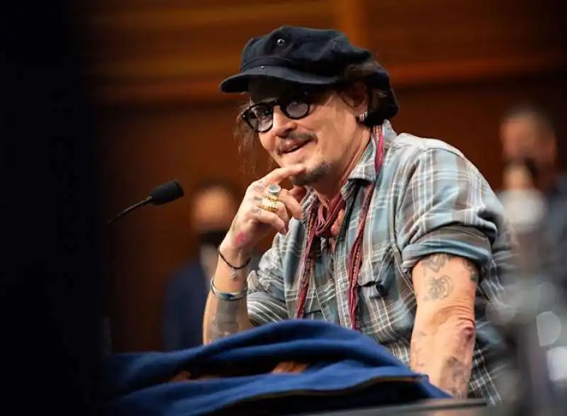 johnny depp ritira il premio alla carriera al festival di san sebastian 4