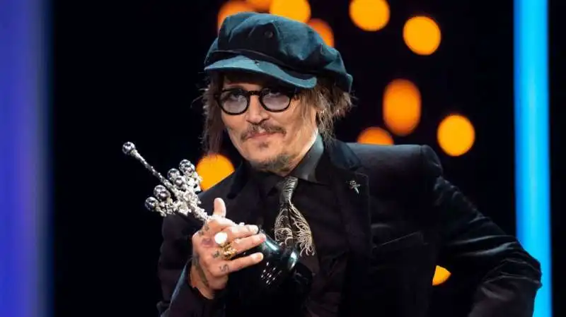 johnny depp ritira il premio alla carriera al festival di san sebastian 6