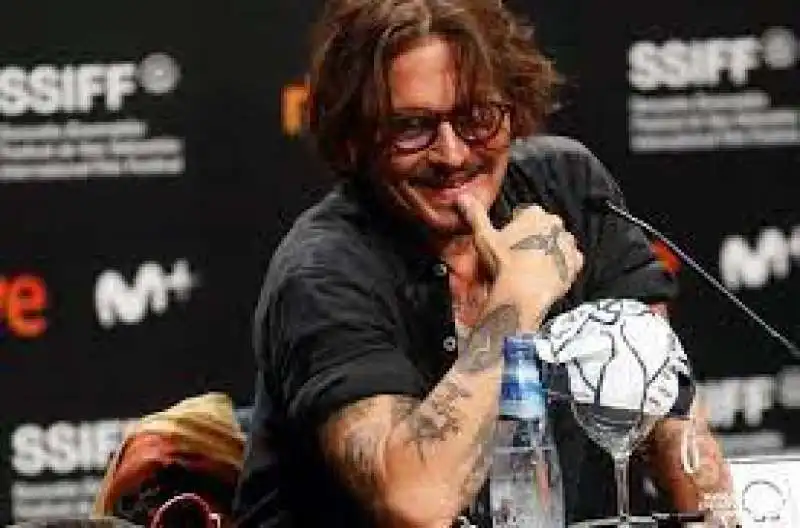 johnny depp ritira il premio alla carriera al festival di san sebastian 8