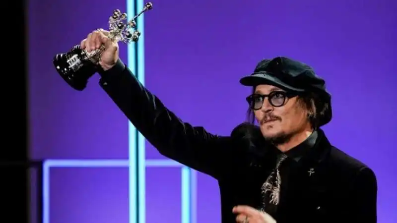 johnny depp ritira il premio alla carriera al festival di san sebastian 9