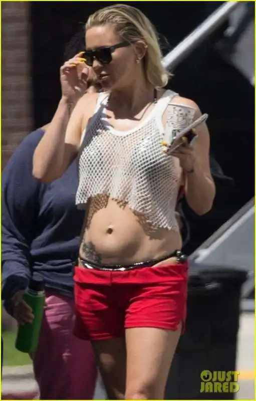 kate hudson sul set di mona lisa and the blood moon