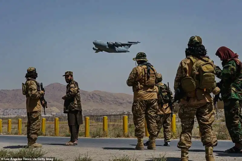 l'ultimo aereo americano lascia kabul