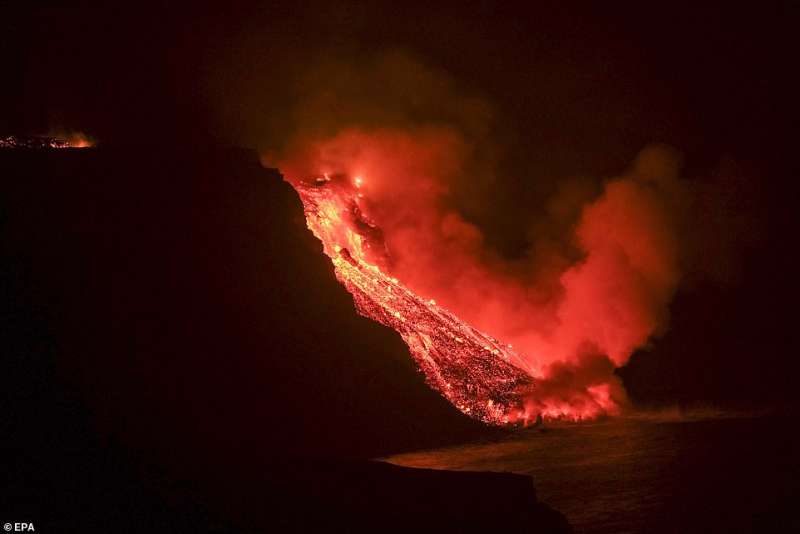 Lava fuorisce dal vulcano Cumbre Vieja a La Palma