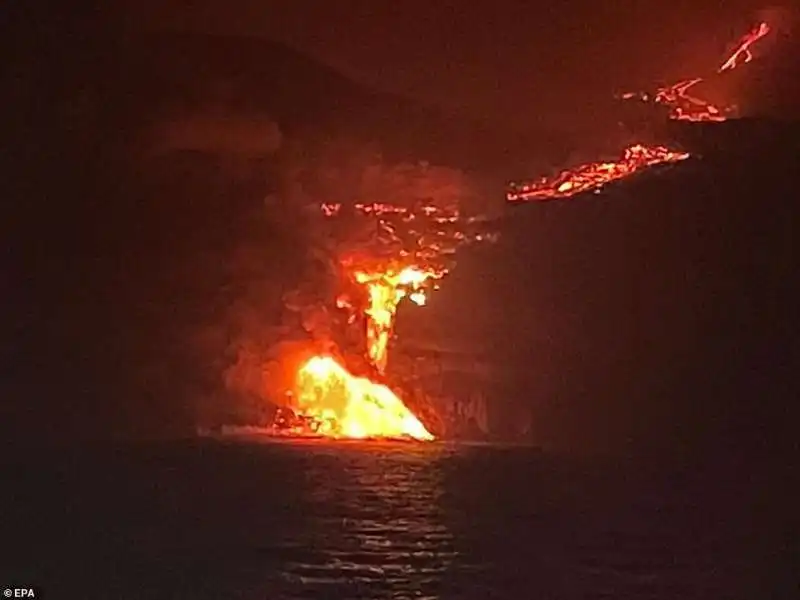 Lava fuorisce dal vulcano Cumbre Vieja a La Palma 2