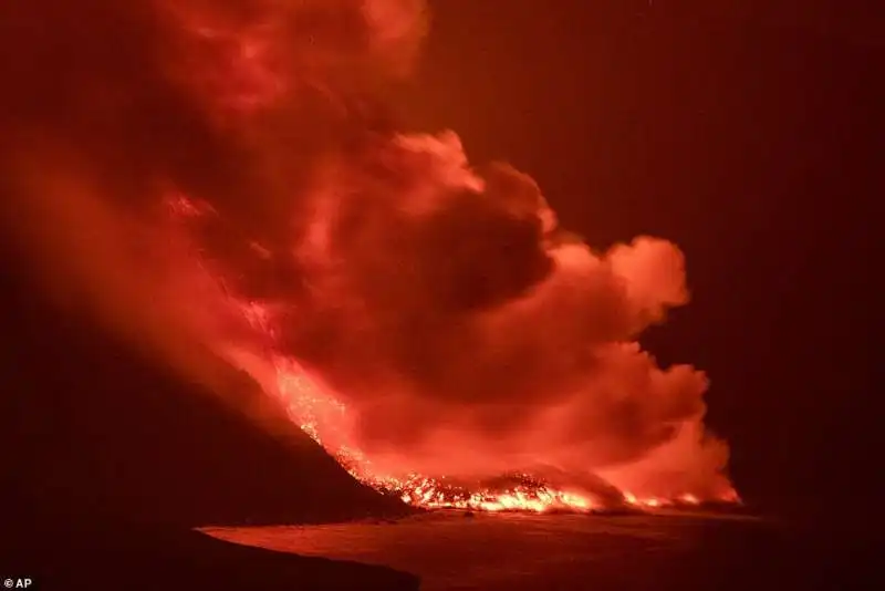 Lava fuorisce dal vulcano Cumbre Vieja a La Palma 3