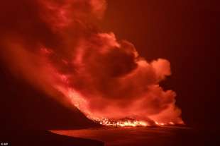 Lava fuorisce dal vulcano Cumbre Vieja a La Palma 3