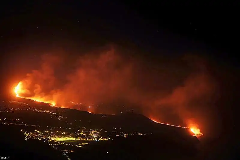 Lava fuorisce dal vulcano Cumbre Vieja a La Palma 4