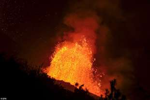 Lava fuorisce dal vulcano Cumbre Vieja a La Palma 5