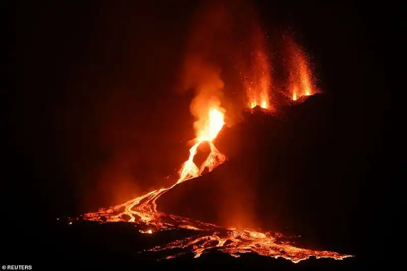 Lava fuorisce dal vulcano Cumbre Vieja a La Palma 6