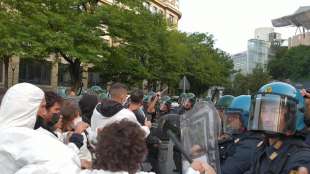 manganellate della polizia agli attivisti per il clima a milano 1