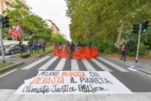 manganellate della polizia agli attivisti per il clima a milano 4