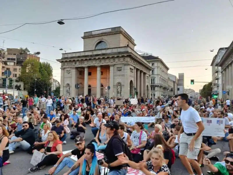 Manifestazione No Green Pass a Milano 2