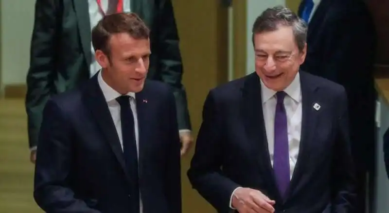 mario draghi con emmanuel macron 2