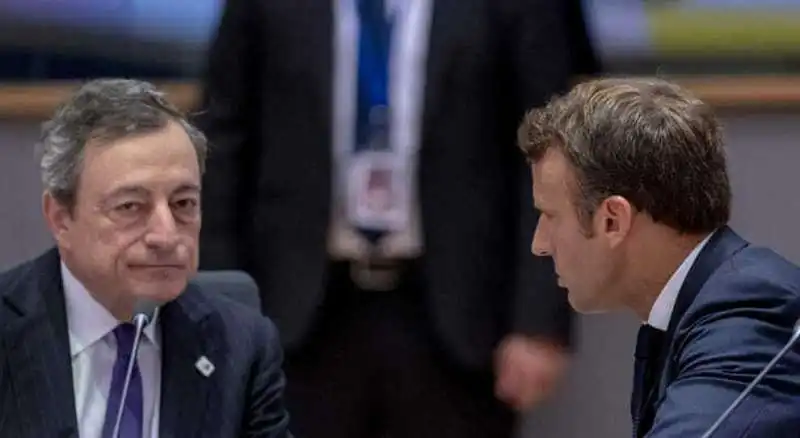 mario draghi con emmanuel macron 4