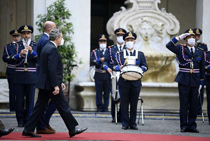 mario draghi riceve charles michel a palazzo chigi