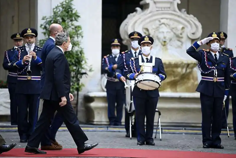 mario draghi riceve charles michel a palazzo chigi 