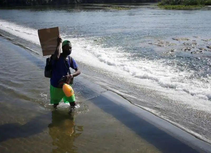 Migranti frontiera Messico Usa