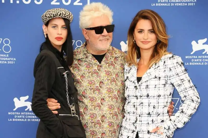 milena smit, pedro almodovar, penelope cruz   venezia 2021