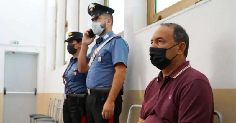 mimmo lucano in tribunale. 