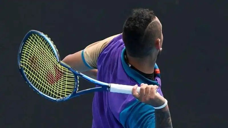 nick kyrgios spacca racchetta 